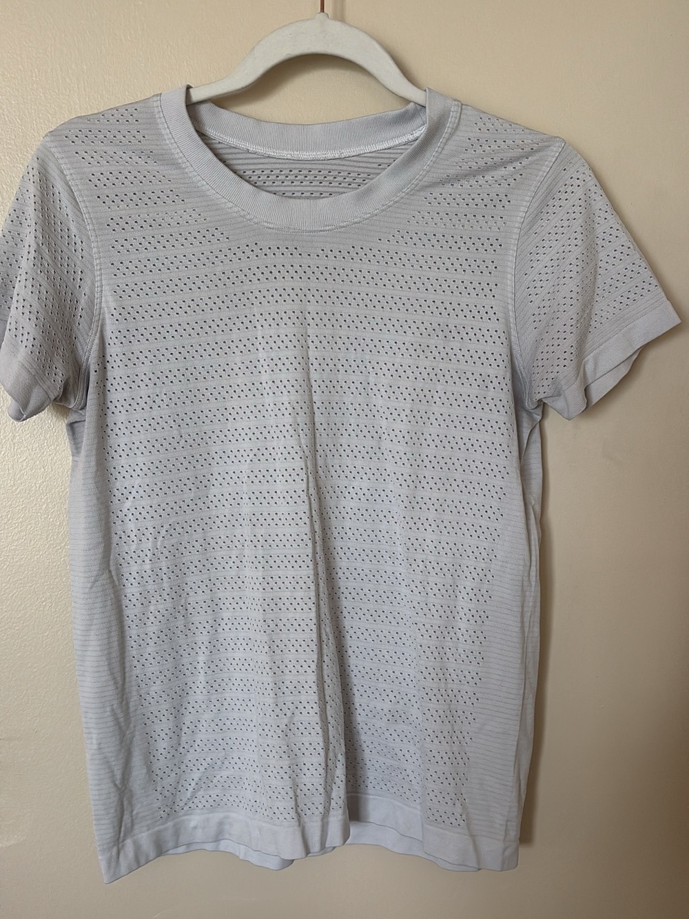 Women’s Lululemon mesh workout tshirt - size 8